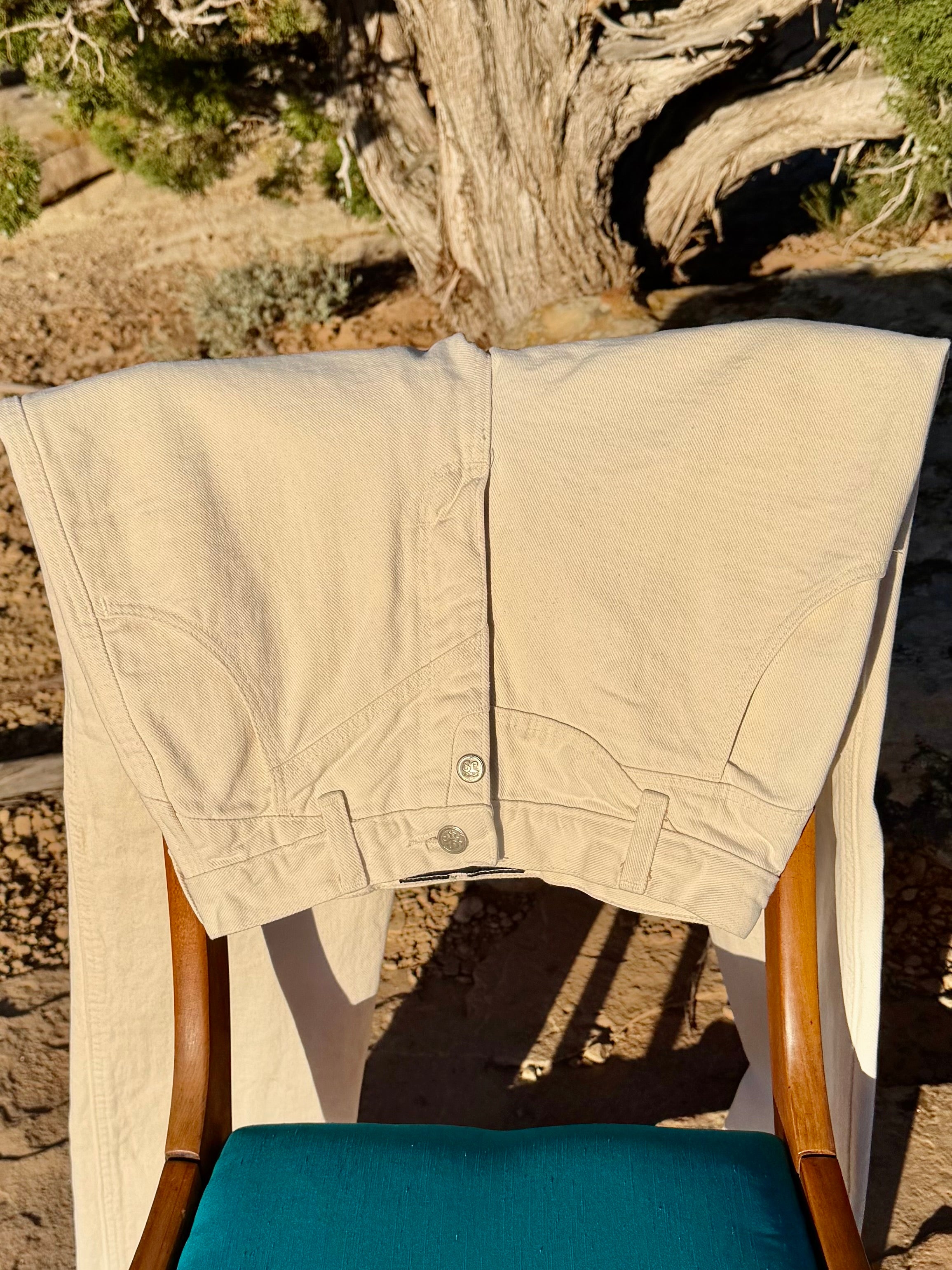 The Vintage White Wrangler SIlver lakes